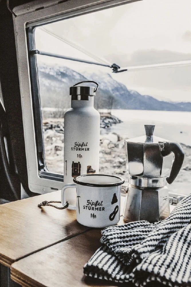 Roadtyping Emaille Tasse Gipfelstuermer im Outdoor Einsatz in den Bergen beim Wandern und Camping