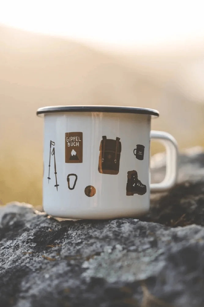 Roadtyping Emaille Tasse Gipfelstuermer im Einsatz in der Outdoor Kueche beim Camping und Vanlife