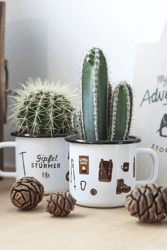 Roadtyping Emaille Tasse Gipfelstuermer im Outdoor Einsatz beim Wandern und Camping