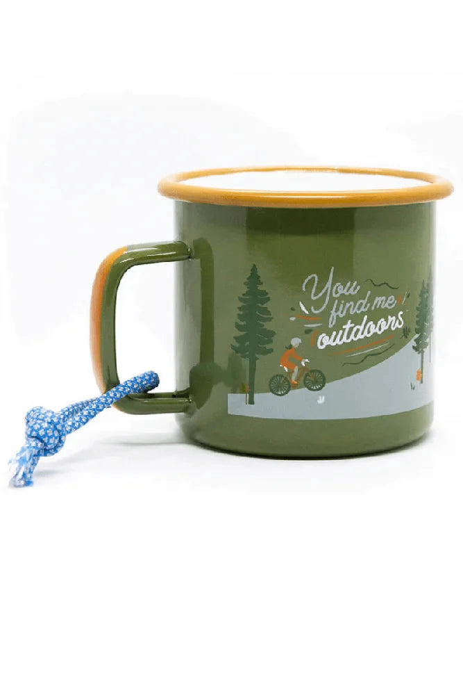 Roadtyping Emaille Tasse im Outdoor Einsatz in der Outdoor Kueche beim Camping und Vanlife