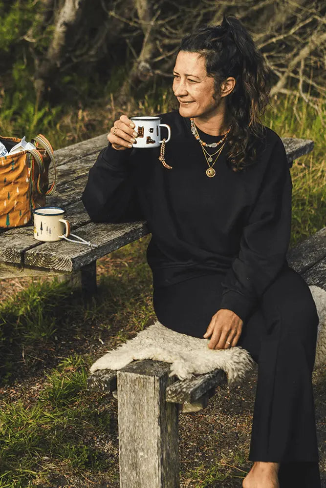 Roadtyping Emaille Tasse Wild Free im Outdoor Einsatz in der Outdoor Kueche beim Camping und Vanlife