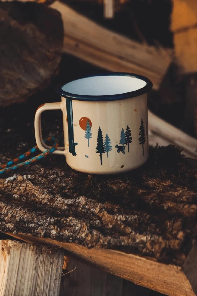 Roadtyping Emaille Tasse Wild Free im Outdoor Einsatz beim Wandern und Camping