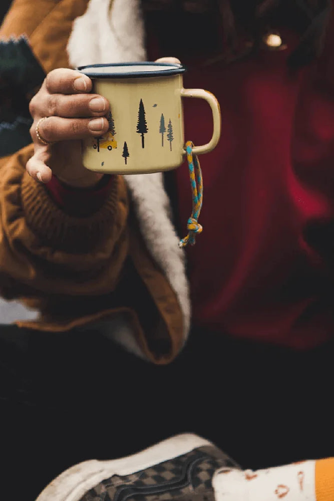 Roadtyping Emaille Tasse Wild Free im Outdoor Einsatz im Wohnmobil Bulli oder Van beim Camping