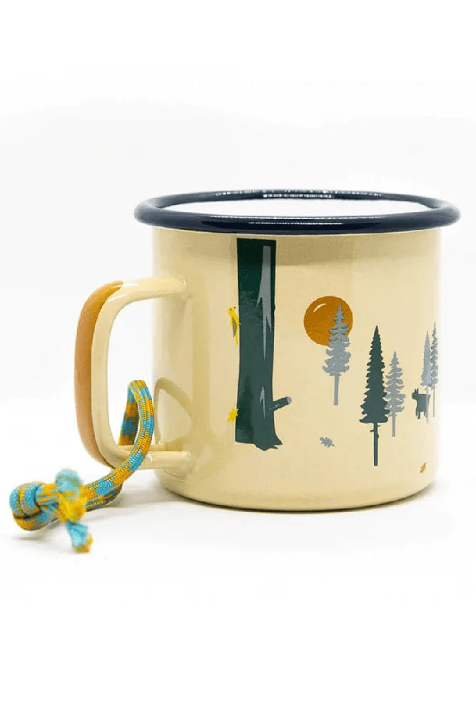 Roadtyping Emaille Tasse Wild Free als Freisteller fuer Camping, Vanlife und Outdoor