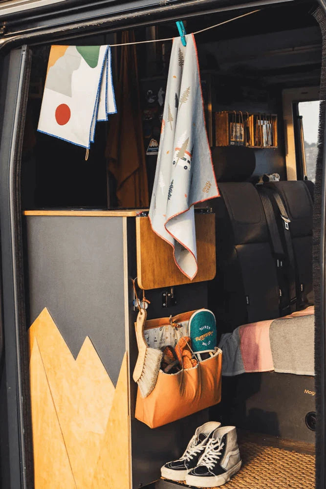 Roadtyping Tuch Wild & Free – Bild im Outdoor-Camping-Einsatz, multifunktionales Baumwolltuch als Halstuch, Bandana oder Picknicktuch für Abenteuer, Reisen und Vanlife