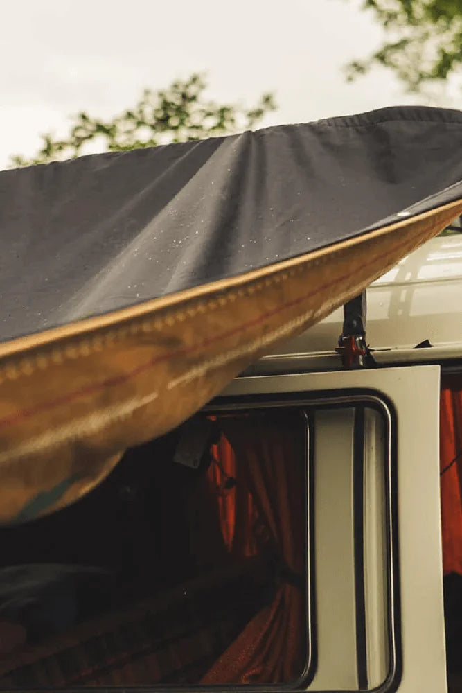 Roadtyping wetterfeste Campingdecke als Wetterschutz im Vanlife und Bulli Outdoor Einsatz