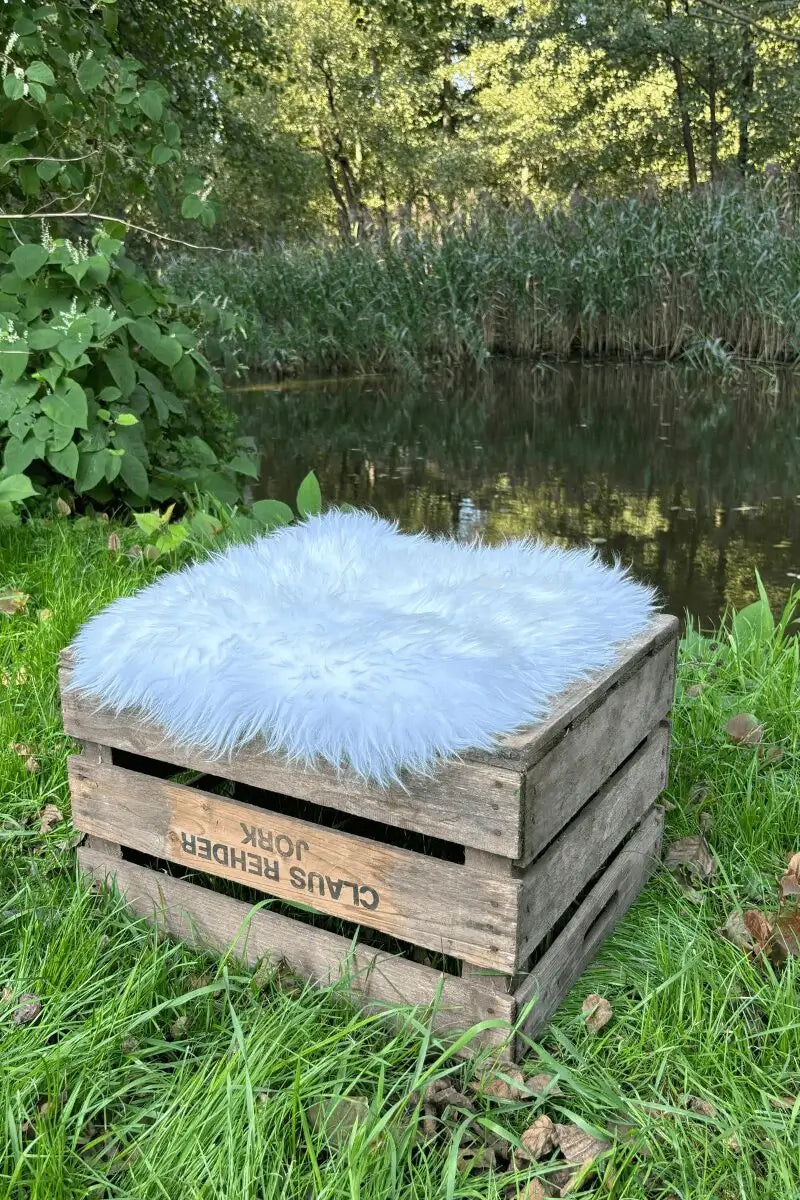 Premium Schaffell Sitzauflage eckig in Naturweiß Größe L – australisches Merino-Fell im Outdoor-Einsatz auf Gartenstuhl oder Bank – Fritz & Frei