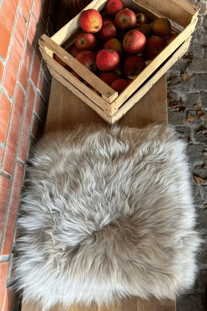 Premium Schaffell Sitzauflage eckig in Platingrau Größe L – australisches Merino-Fell im Outdoor-Einsatz auf Gartenstuhl oder Bank – Fritz & Frei