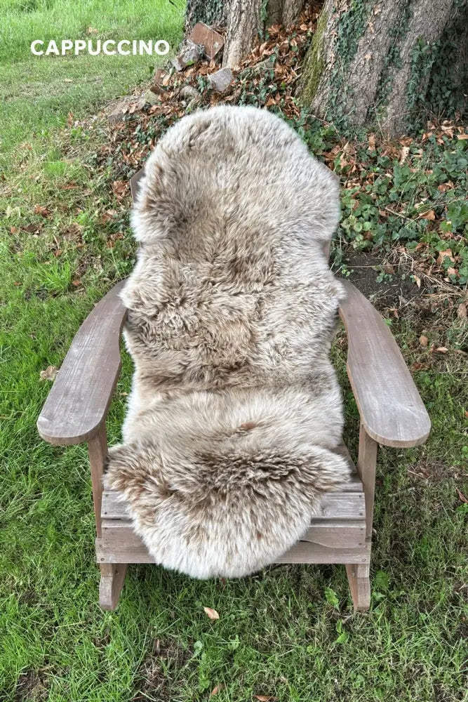 „Kuschelige Premium Schaffell Sitzauflage L in Cappuccino von Fritz & Frei – natürliche Wärme & Komfort für Stuhl, Bank oder Outdoor