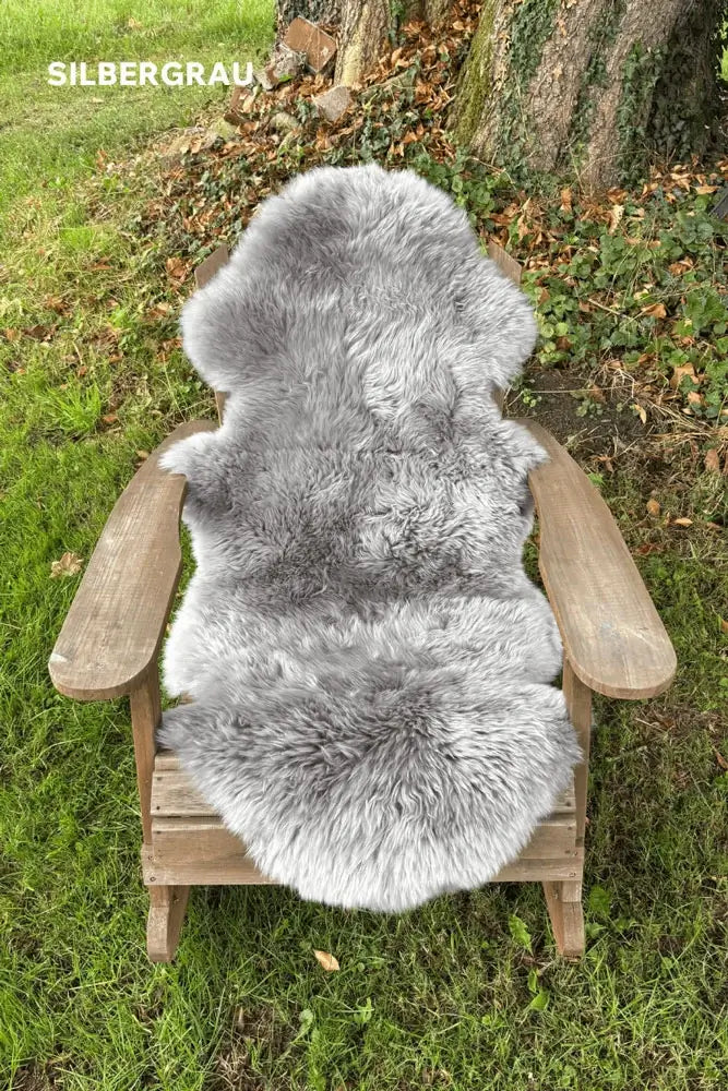 Kuschelige Premium Schaffell Sitzauflage L in Silbergrau von Fritz & Frei – gemütliche Fellauflage für Stühle, Bänke & Outdoor