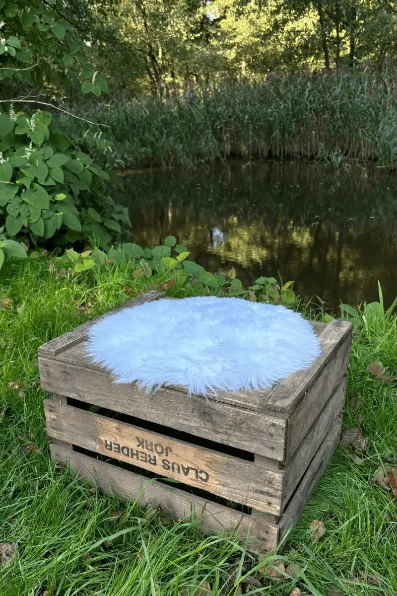 Premium Schaffell Sitzauflage rund in Naturweiß Größe L – australisches Merino-Fell im Outdoor-Einsatz auf Gartenstuhl oder Terrasse – Fritz & Frei