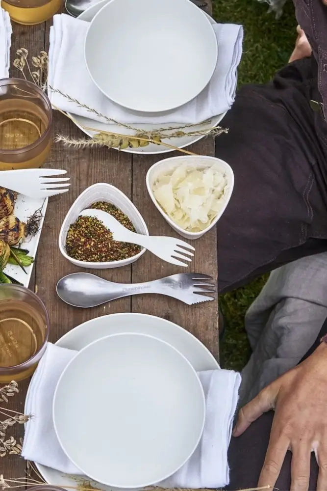 Spork aus Edelstahl als Outdoor-Geschirr – leicht, robust und ideal für Camping und Trekking.