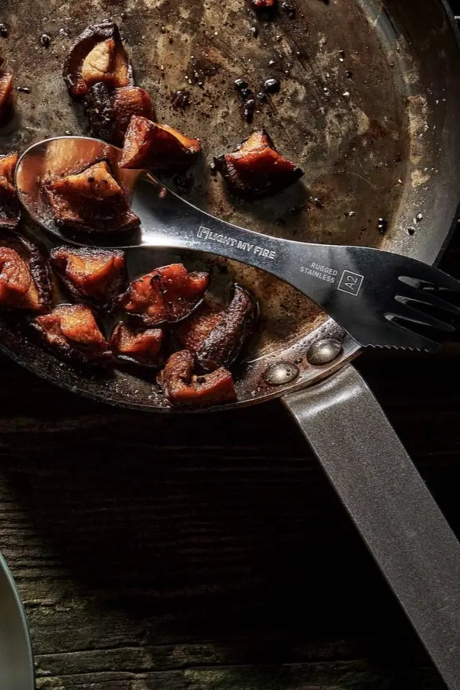 Spork aus Edelstahl – spülmaschinenfestes und lebensmittelechtes Outdoor-Besteck für Camping und Reisen.