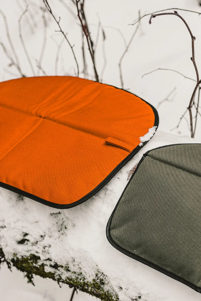 stabilotherm seat pad orange und gruen als sitzunterlagen im outdoor einsatz beim camping oder wandern