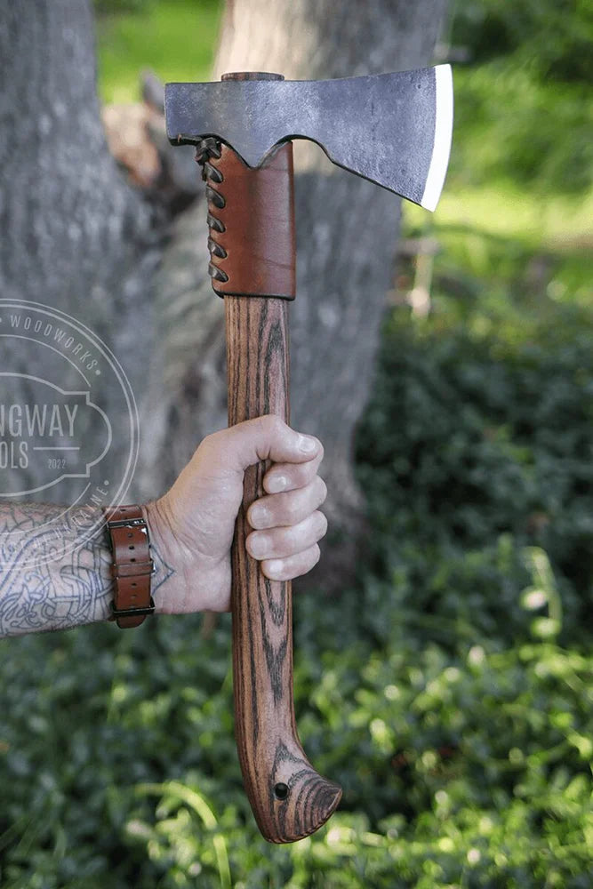 Strongway Tomahawk Axt mit Lederschild handliche Outdoor Axt fuer Bushcraft und Abenteuer