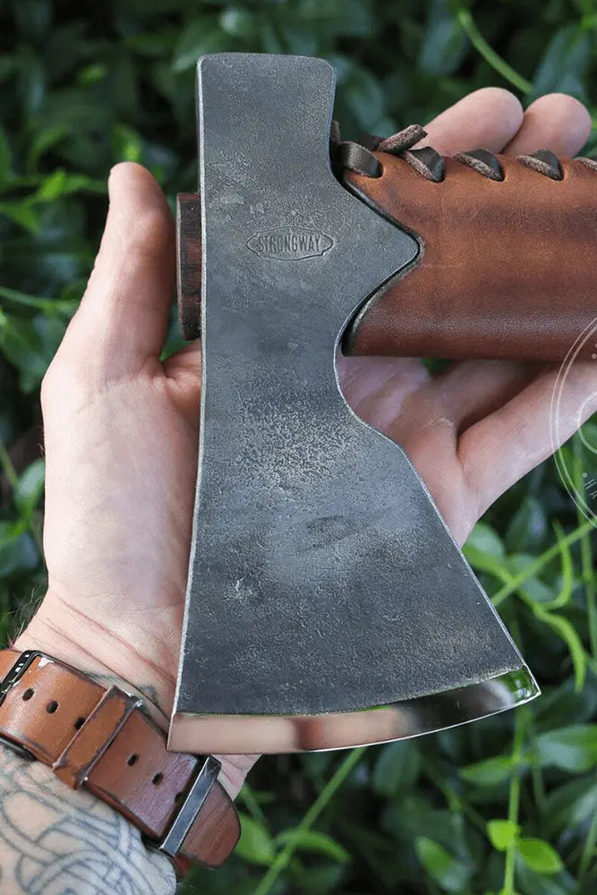 Strongway Tomahawk Axt mit Lederschild traditionell inspirierte Axt fuer Outdoor Fans