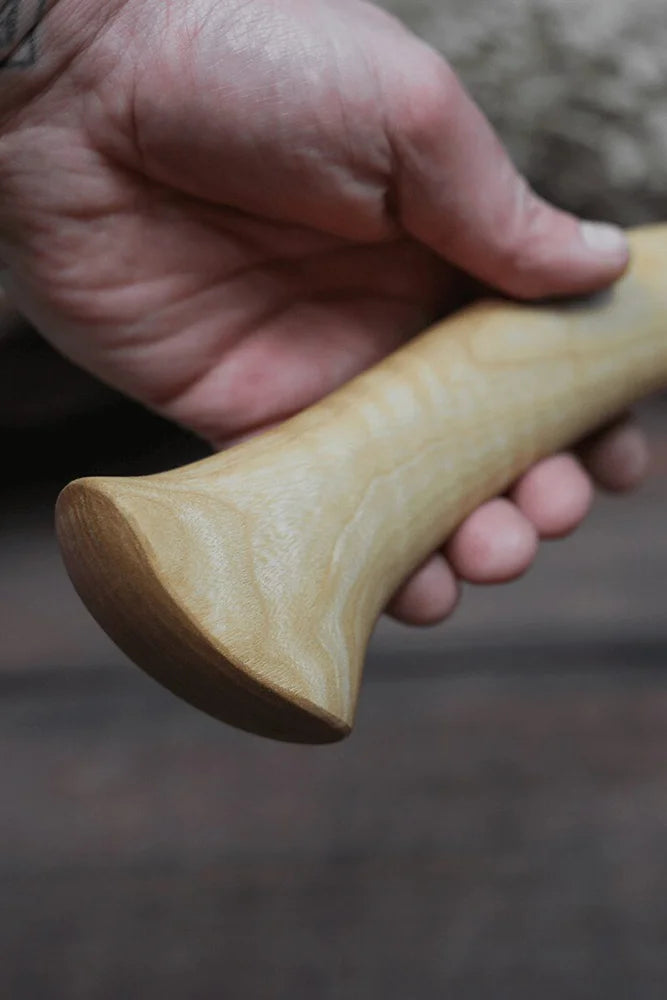 Strongway Tools finnische Bushcraft Axt Griff Detailaufnahme aus Holz mit ergonomischer Form