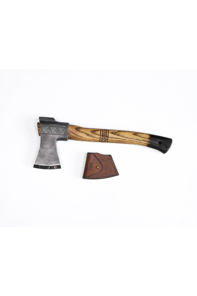 Strongway Tools Small Finnish Bushcraft-Axt mit handgeschmiedetem Kopf, freigestellt