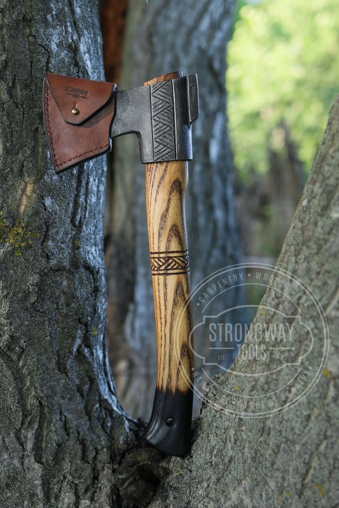 Strongway Tools Small Finnish Axt in seitlicher Gesamtansicht, freigestellt