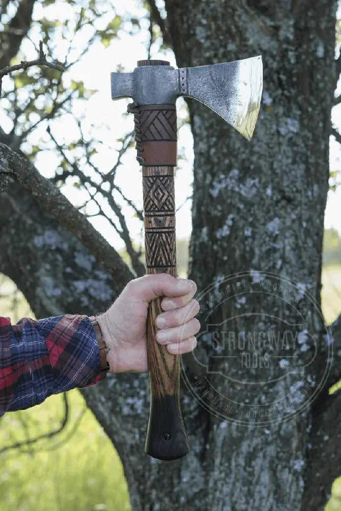 Strongway Tools Tomahawk Axt handliche Outdoor Axt fuer Bushcraft und Abenteuer
