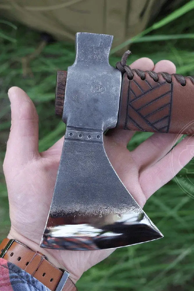 Strongway Tools Tomahawk Axt traditionell inspirierte Axt fuer Survival und Outdoor Touren