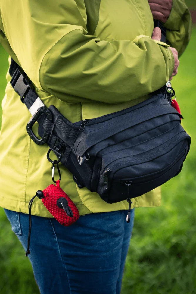 Tambe Gassitasche Tambe Bag beim Hundetraining fuer Leckerlis und Zubehoer