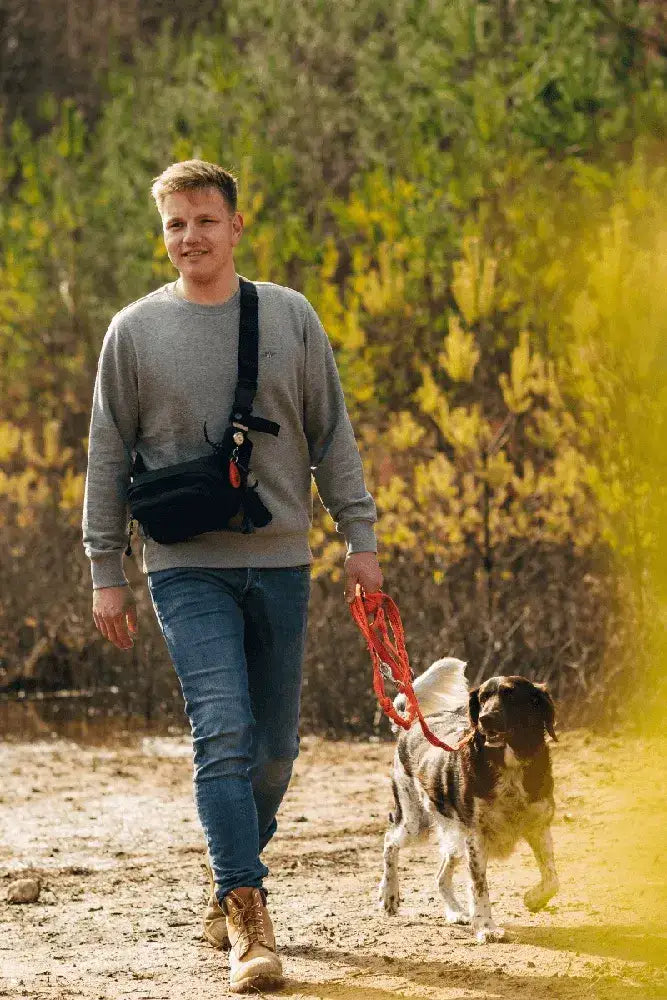 Tambe Gassitasche Tambe Bag im Outdoor Einsatz beim Spaziergang und Training mit dem Hund