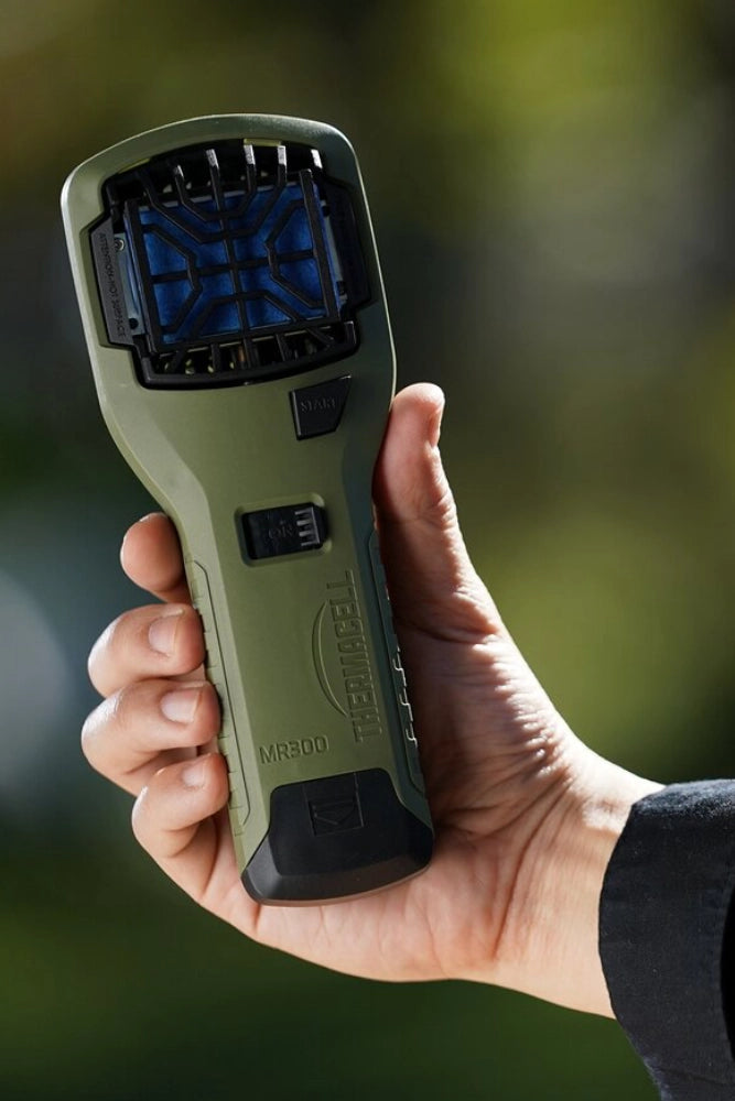 Thermacell MR-300 in Oliv aus einer weiteren Perspektive, freigestellt