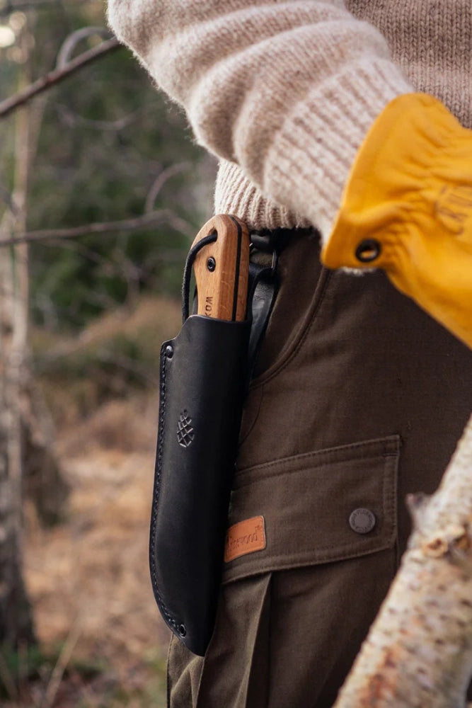 Woxna Alfta Sheath 180 mm schwarz beim Camping am Lagerfeuer im Outdoor-Einsatz