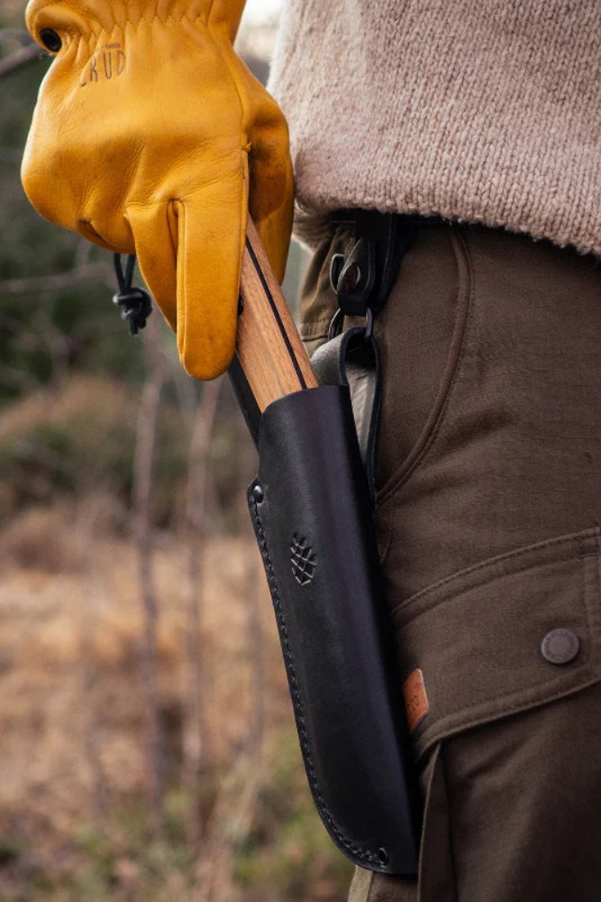 Woxna Alfta Sheath 180 mm schwarz im Outdoor-Camp beim Bushcraften