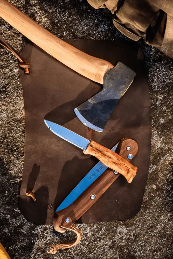 Woxna Outdoor Leder Multi Guard Gnarp im Bushcraft Einsatz als Schutz fuer Messer Werkzeuge und Unterlage