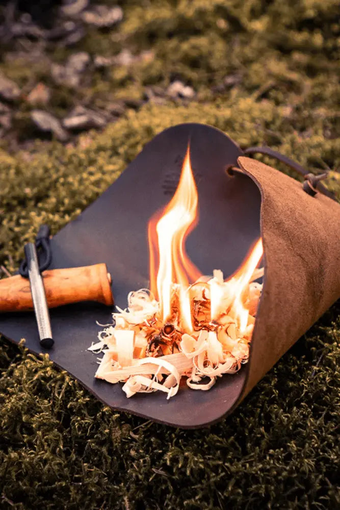 Woxna Outdoor Leder Multi Guard Gnarp beim Feuer machen im Bushcraft Lagerfeuer Einsatz als Unterlage und Schutz