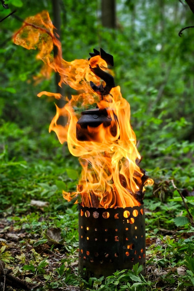 Flammen im Bergzeux X-Fire 19 Feuerkorb beim Bushcraften