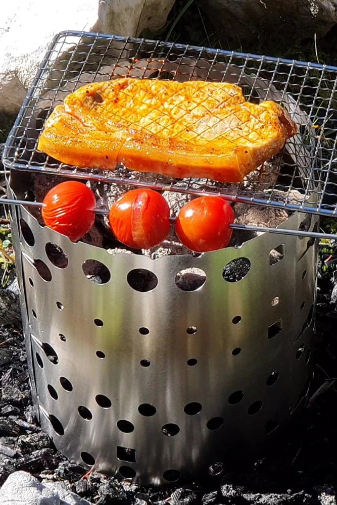 Bergzeux X-Fire 19 mit aufgelegtem Grillrost beim Kochen draußen