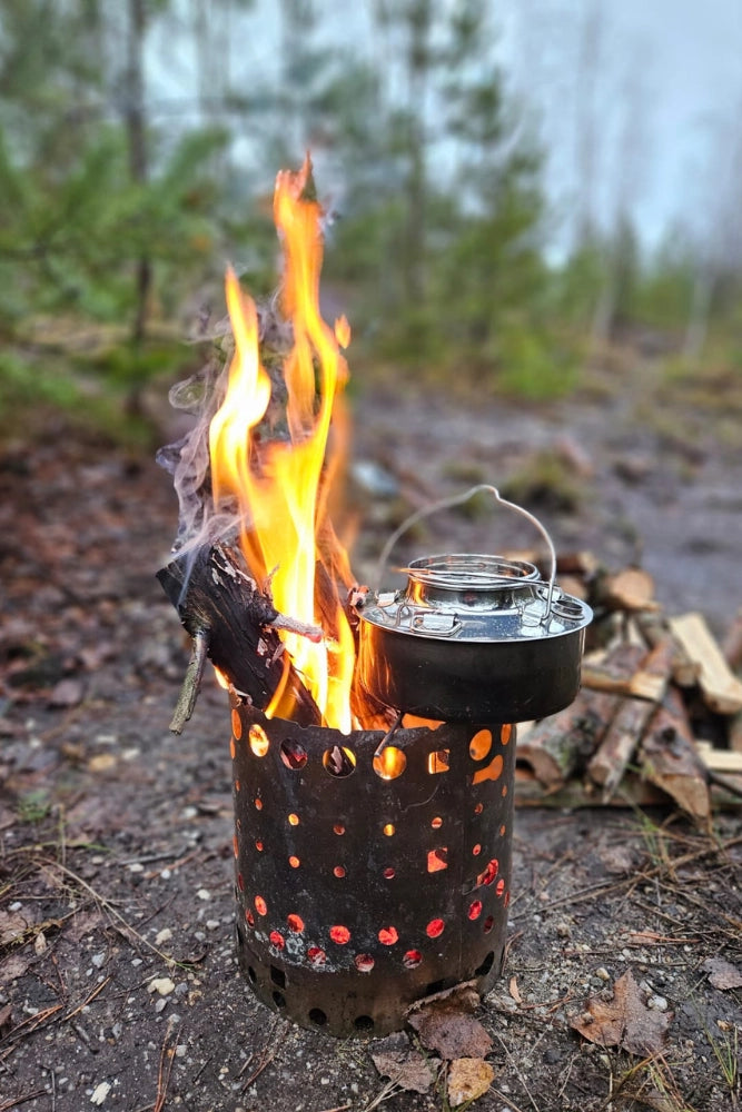 Teekessel auf dem Bergzeux X-Fire 19 beim Kochen am Lagerfeuer