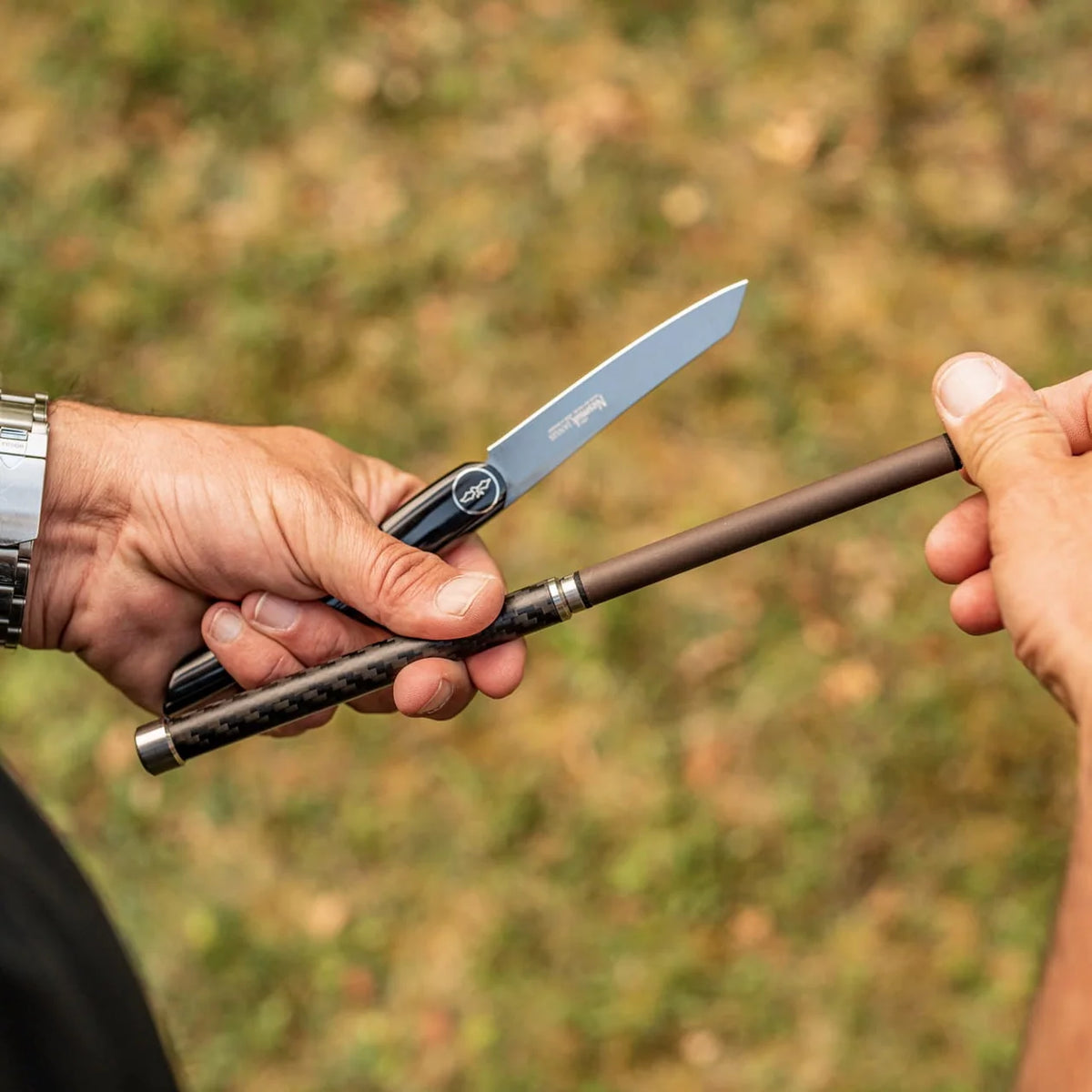 XADR Slim Messerschärfer in der Hand neben einem Messer zum Größenvergleich